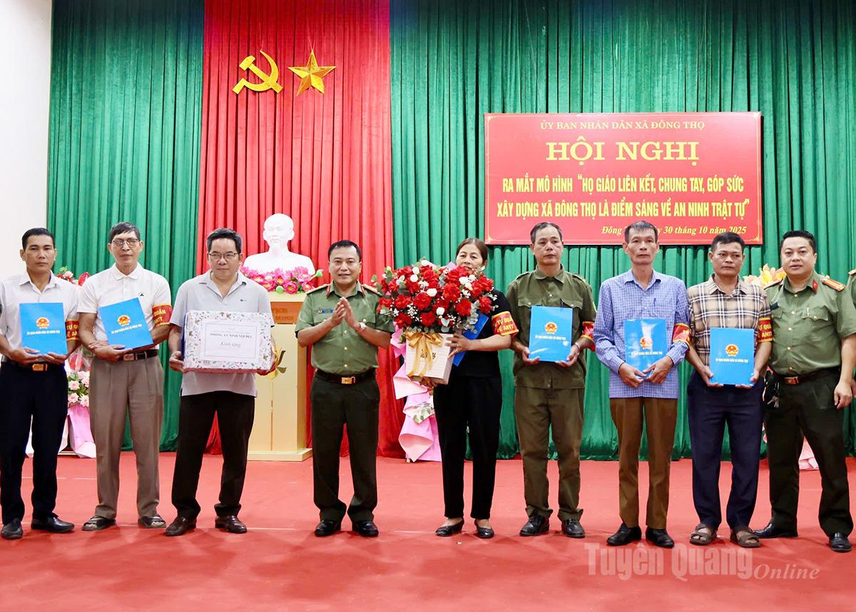 Lãnh đạo Công an tỉnh tặng hoa chúc mừng các thành viên Ban Điều hành, Tổ tự quản của mô hình.