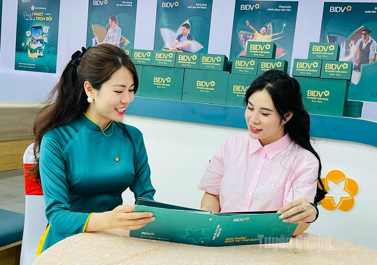 Nhân viên BIDV Tuyên Quang tư vấn các sản phẩm, dịch vụ tới khách hàng và triển khai nhiều chương trình cho vay với lãi suất ưu đãi.