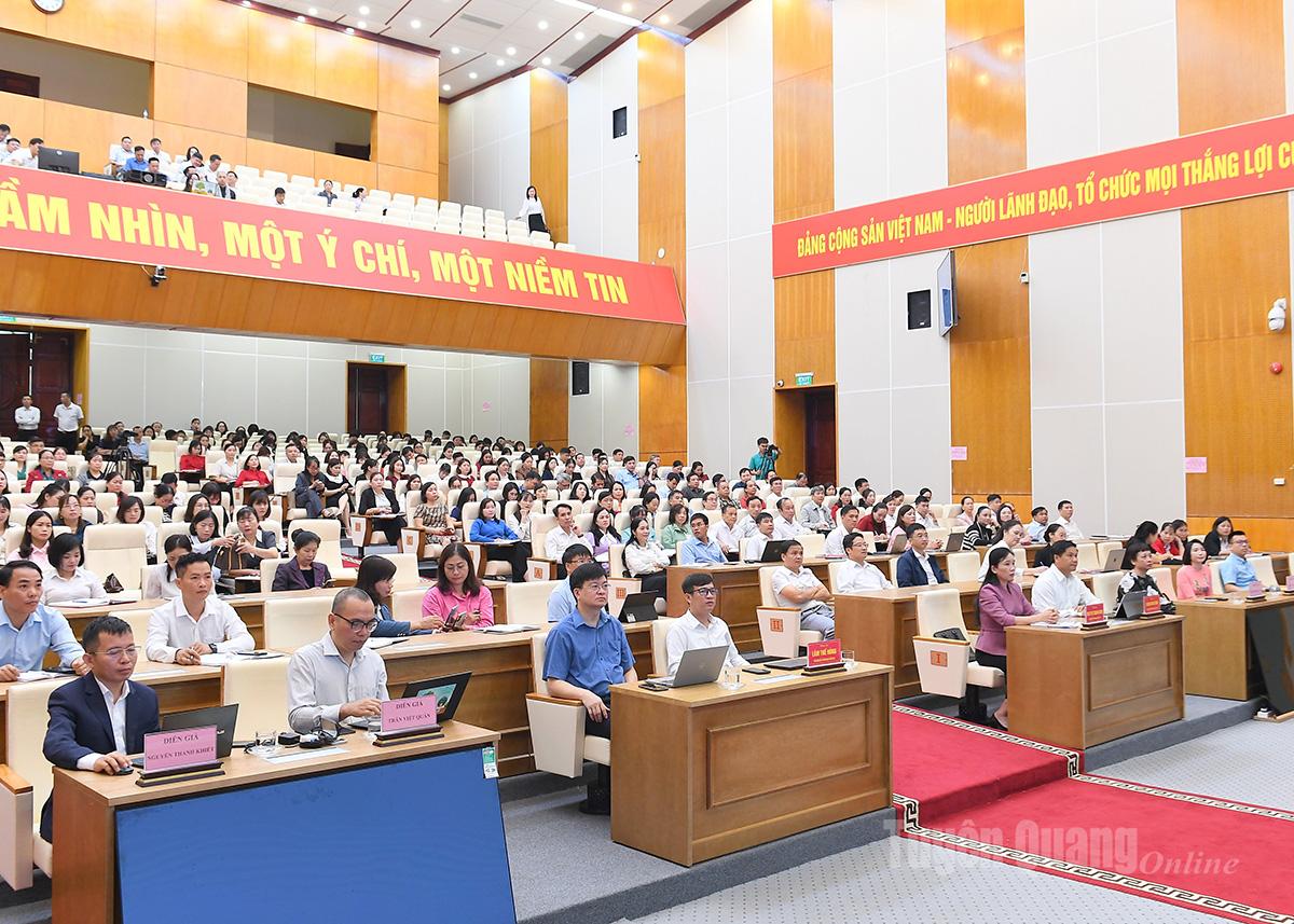 Lãnh đạo Sở Giáo dục và Đào tạo và các đại biểu tham dự chương trình.