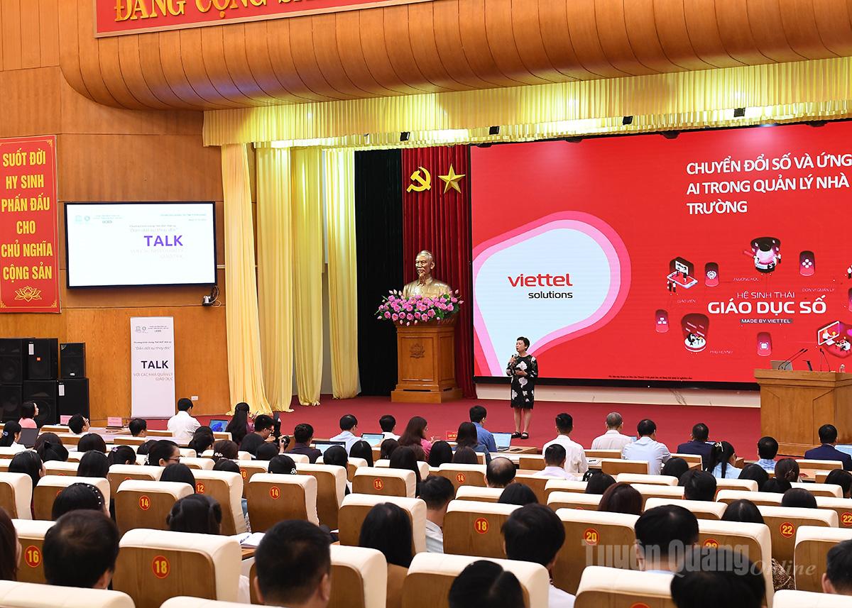 Diễn giả Phạm Thị Ngọc Lan, Giám đốc Trung tâm Giải pháp Giáo dục Số (Viettel) trao đổi nội dung chuyển đổi số và ứng dụng AI trong quản lý nhà trường.