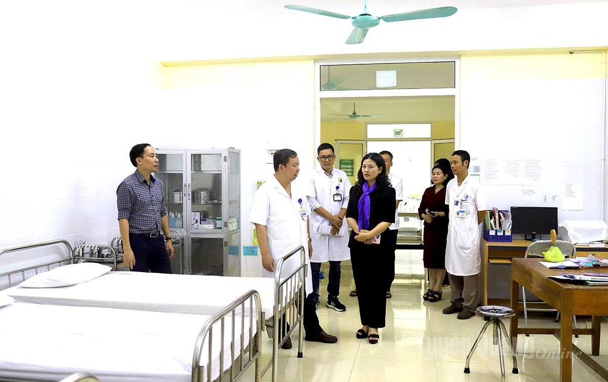 Phó Chủ tịch UBND tỉnh Vương Ngọc Hà kiểm tra tại Bệnh viện Y dược cổ truyền.