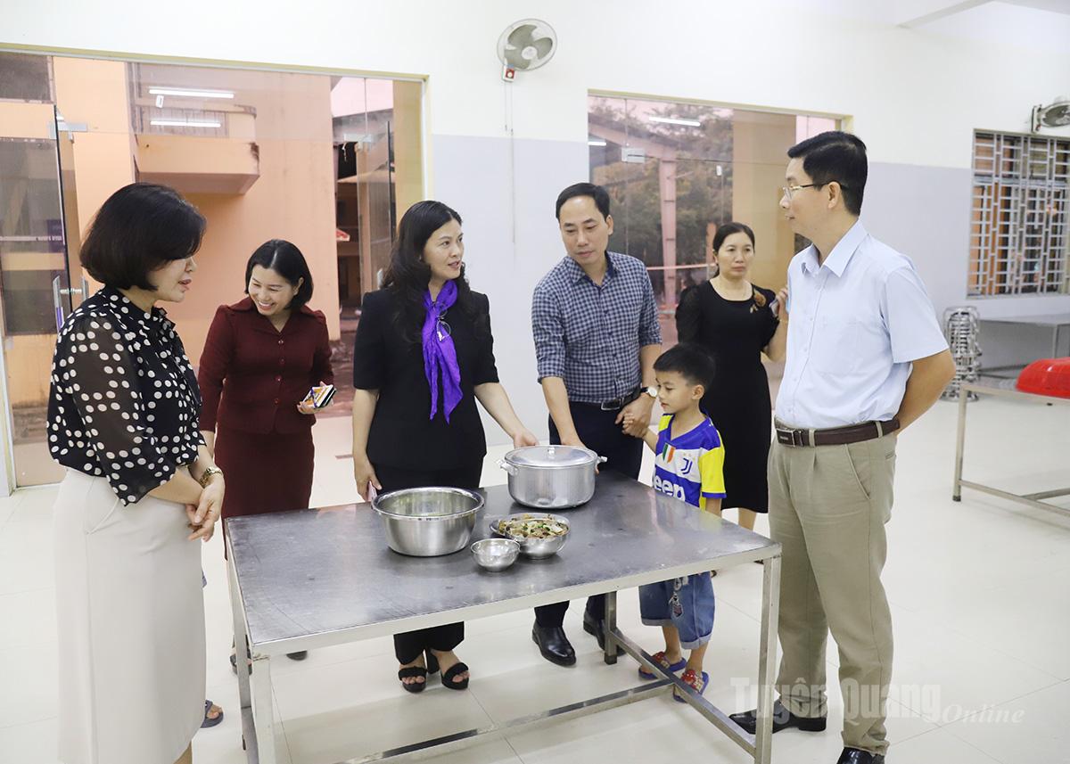 Kiểm tra khu vực bếp ăn của Trung tâm công tác xã hội Hà Giang.