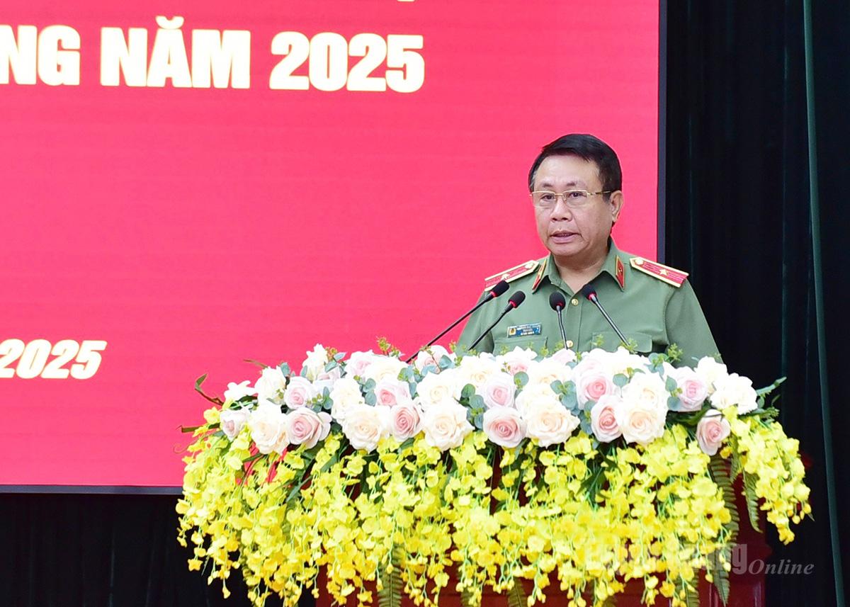 Thiếu tướng Nguyễn Đức Thuận, Giám đốc Công an tỉnh, Phó Trưởng Tiểu ban chỉ đạo An toàn, an ninh mạng tỉnh phát biểu chỉ đạo tại hội nghị.