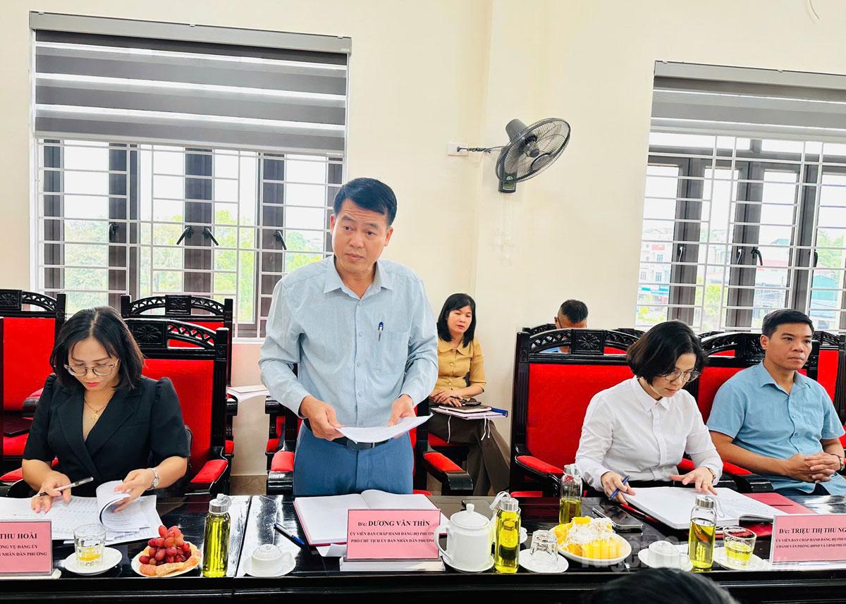 Lãnh đạo phường Nông Tiến báo cáo kết quả thực hiện nhiệm vụ chính trị, phát triển kinh tế - xã hội trên địa bàn với Đoàn giám sát.