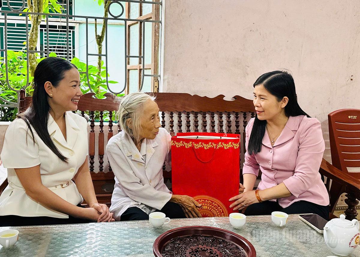 Đồng chí Lê Thị Thanh Trà, Phó Chủ tịch HĐND tỉnh thăm, tặng quà hộ gia đình có hoàn cảnh đặc biệt khó khăn trên địa bàn phường.