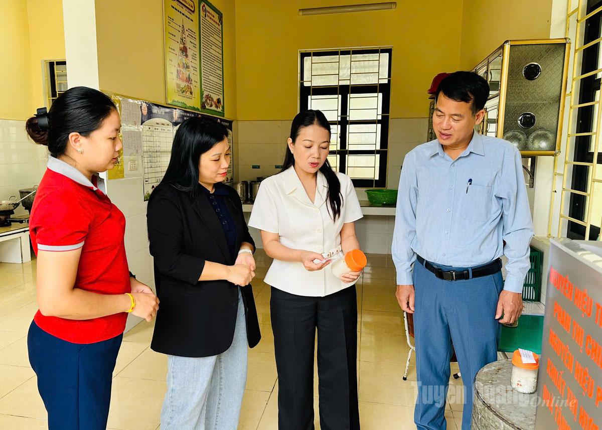 Đoàn giám sát kiểm tra lưu mẫu thức ăn tại Trường mầm non Hương Sen.