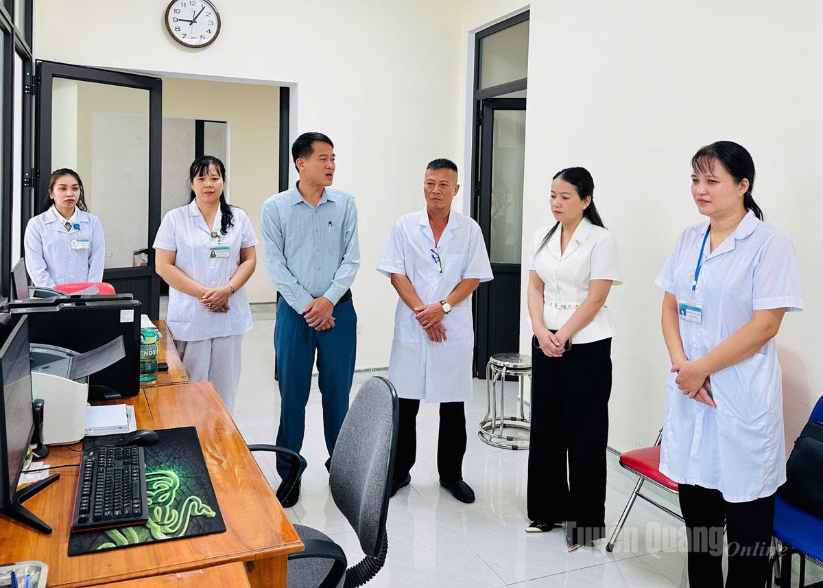 Đoàn giám sát kiểm tra tại Trạm Y tế trên địa bàn phường.