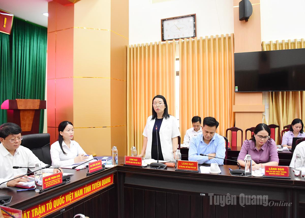 Lãnh đạo Ban Tuyên giáo và Dân vận tỉnh ủy phát biểu tại buổi họp báo.