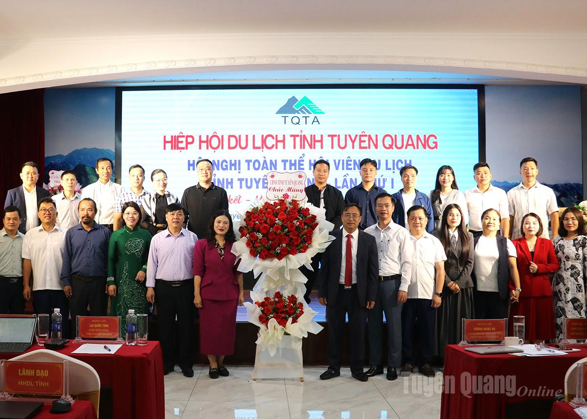 Ra mắt Ban Chấp hành khóa I Hiệp hội Du lịch tỉnh.