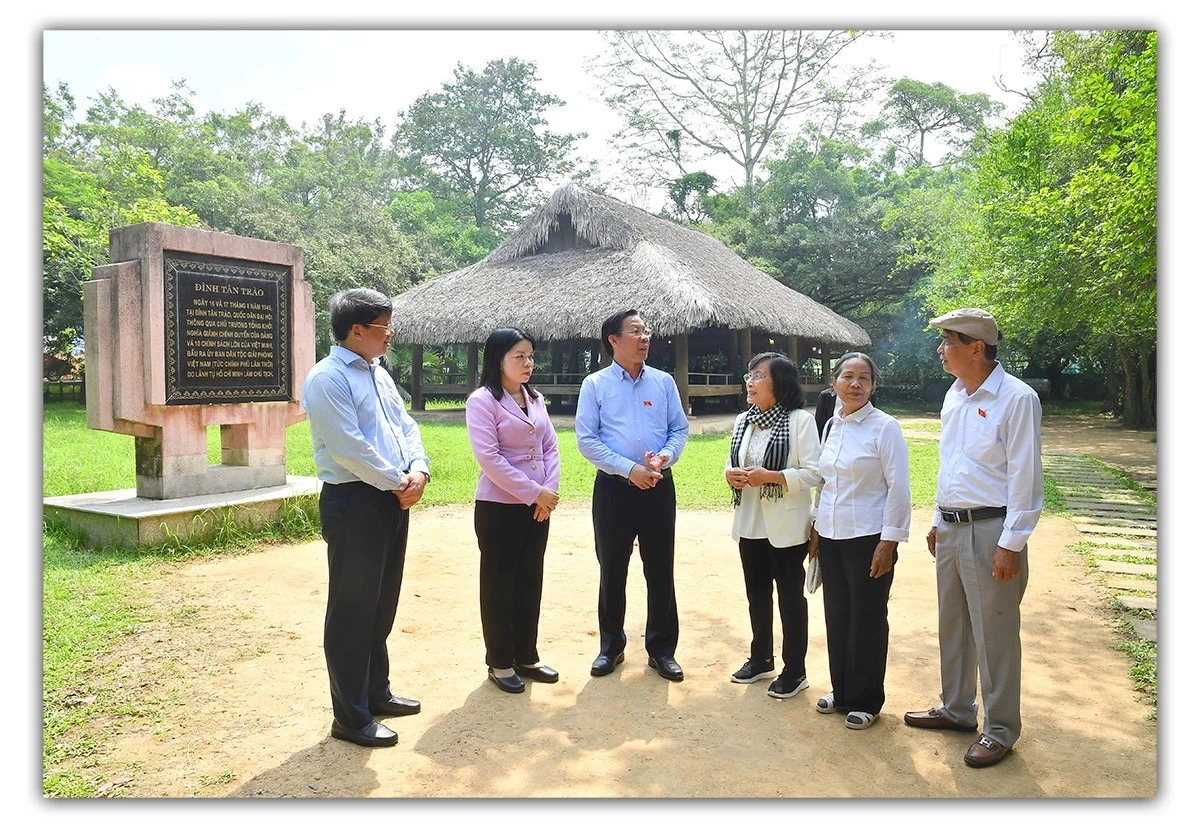 Đồng chí Phan Văn Mãi, Ủy viên Trung ương Đảng, Chủ nhiệm Ủy ban Kinh tế và Tài chính
của Quốc hội và đại biểu Quốc hội các khóa TP. Hồ Chí Minh thăm quan đình Tân Trào
nơi diễn ra Quốc dân Đại hội Tân Trào năm 1945.