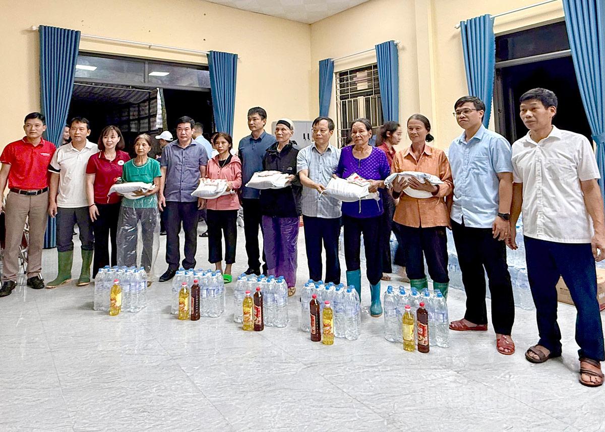 Đại diện Uỷ ban MTTQ Việt Nam tỉnh và Hiệp hội Doanh nghiệp tỉnh tặng quà cho người dân xã Tân Quang.