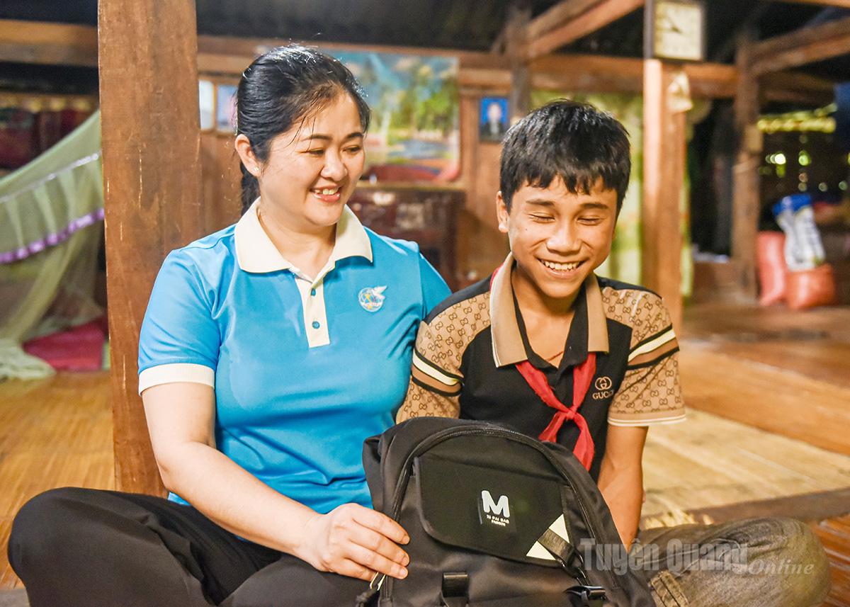 Không chỉ là chiếc ba lô và bộ quần áo, mà còn là sự động viên để Mạnh thấy mình không đơn độc trên hành trình đi học.