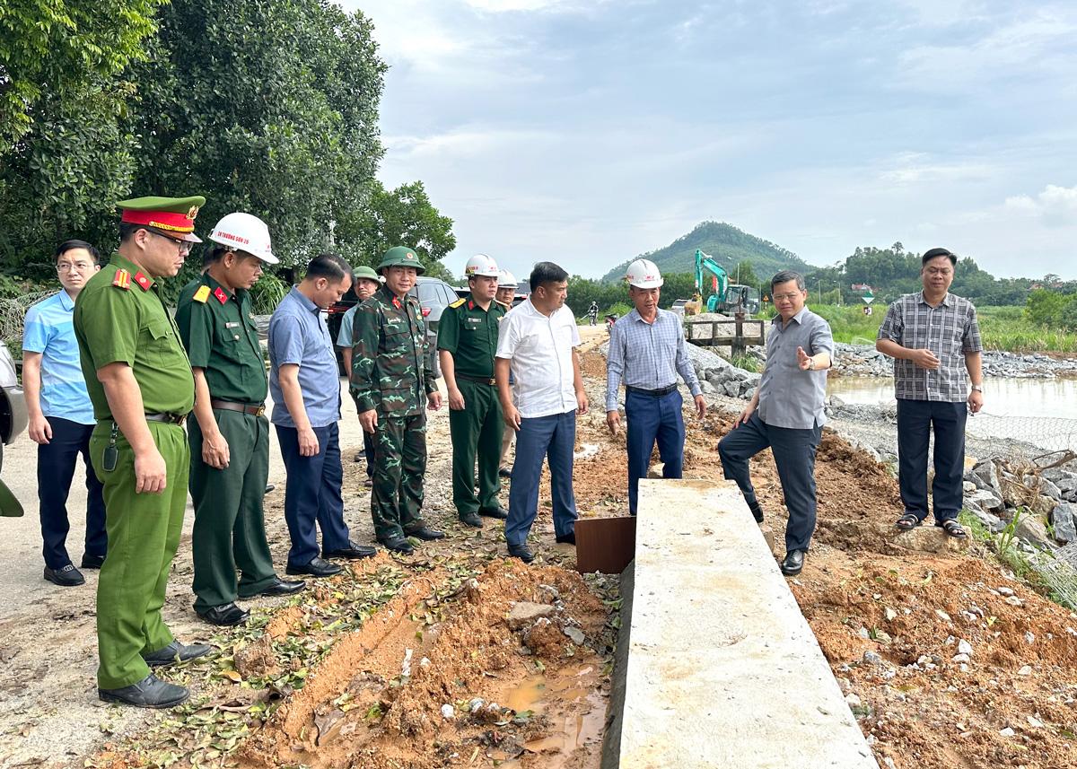 Đồng chí Nguyễn Văn Sơn, Phó Bí thư Tỉnh ủy, Chủ tịch HĐND tỉnh kiểm tra tình hình thiệt hại do hoàn lưu bão số 10 và công tác bảo đảm an toàn tuyến đê sông Lô tại xã Trường Sinh.