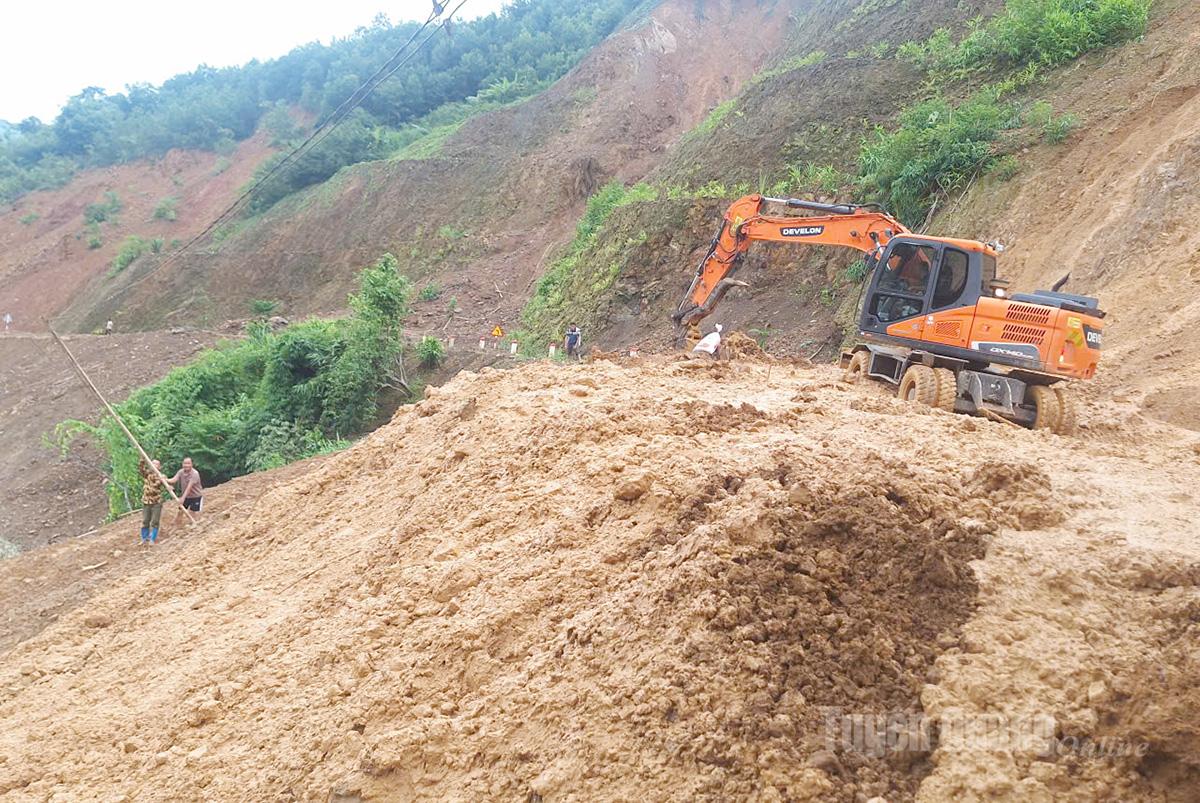 Chính quyền xã Hùng Lợi, tỉnh Tuyên Quang huy động nhân lực, máy móc khắc phục sạt lở đoạn đường thôn Vàng On - ảnh Minh Thuỷ