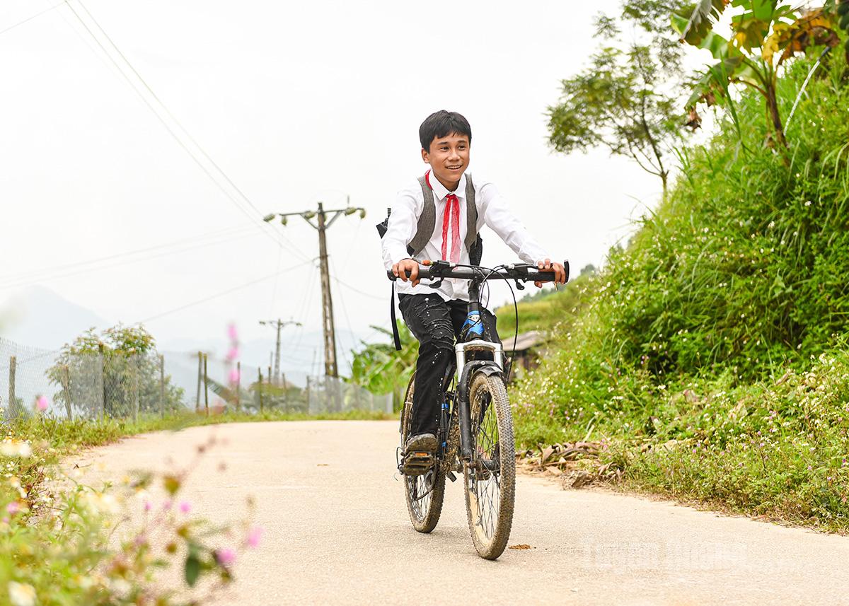 “Em học không giỏi, nhưng em không bỏ học đâu. Em biết hoàn cảnh nhà mình khó khăn nên em muốn học hết cấp 3 để đi làm, phụ giúp gia đình.”
