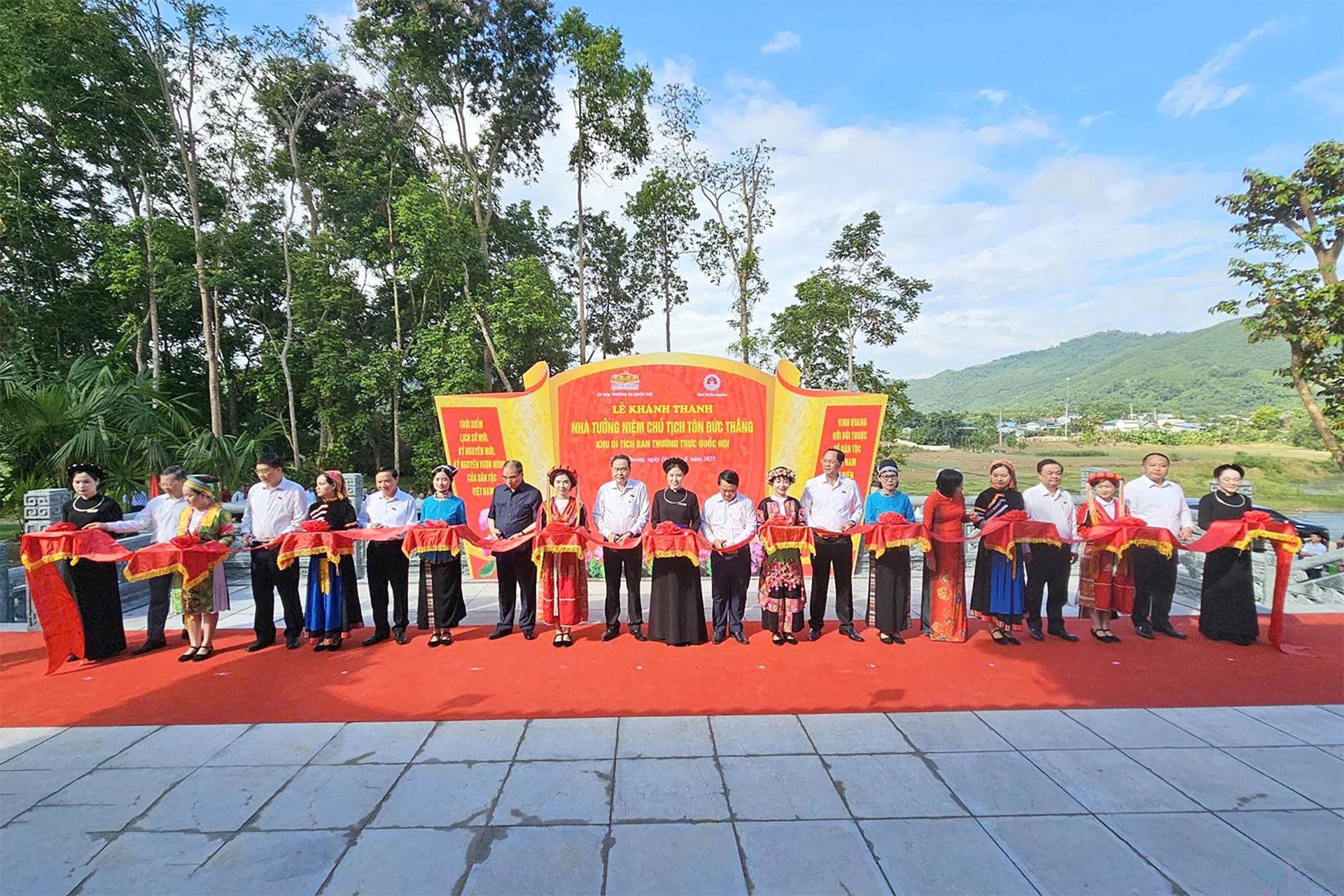 Chủ tịch Quốc hội Trần Thanh Mẫn và các đại biểu cắt băng khánh thành công trình Nhà tưởng niệm Chủ tịch Tôn Đức Thắng tại Khu di tích Ban Thường trực Quốc hội xã Tân Trào