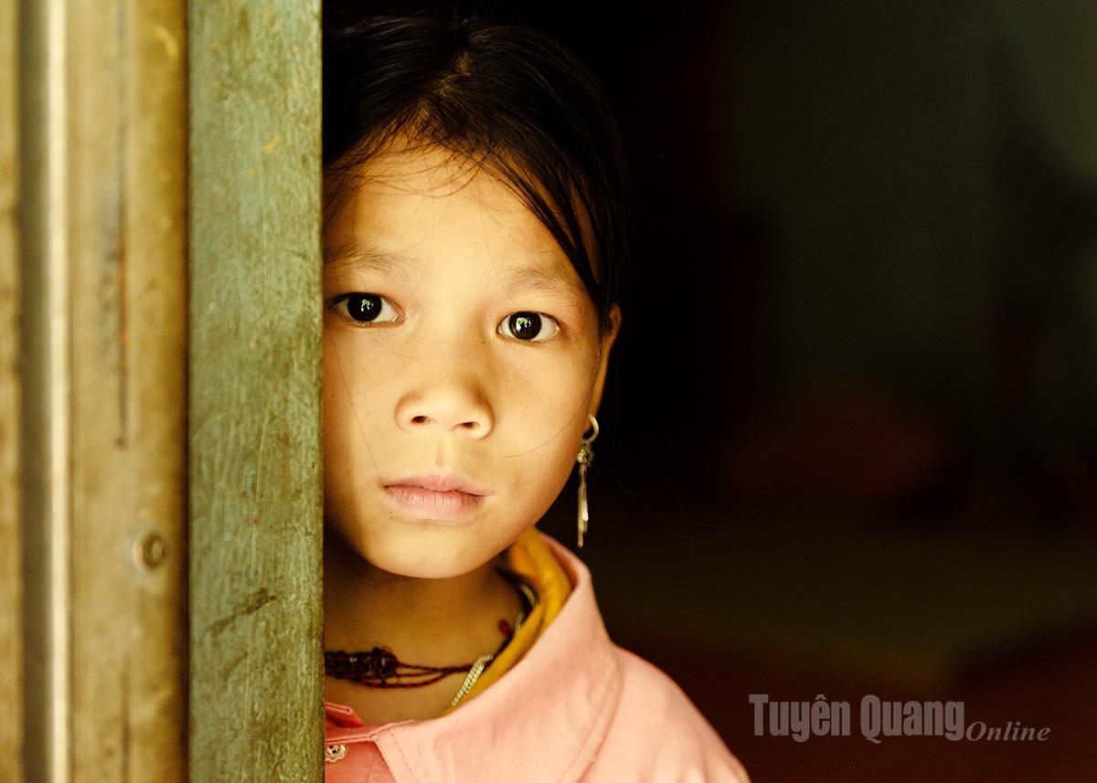 Khuôn mặt nhỏ nhắn phảng phất nét buồn, đôi mắt to đen lay láy nhưng luôn ánh lên sự rụt rè.