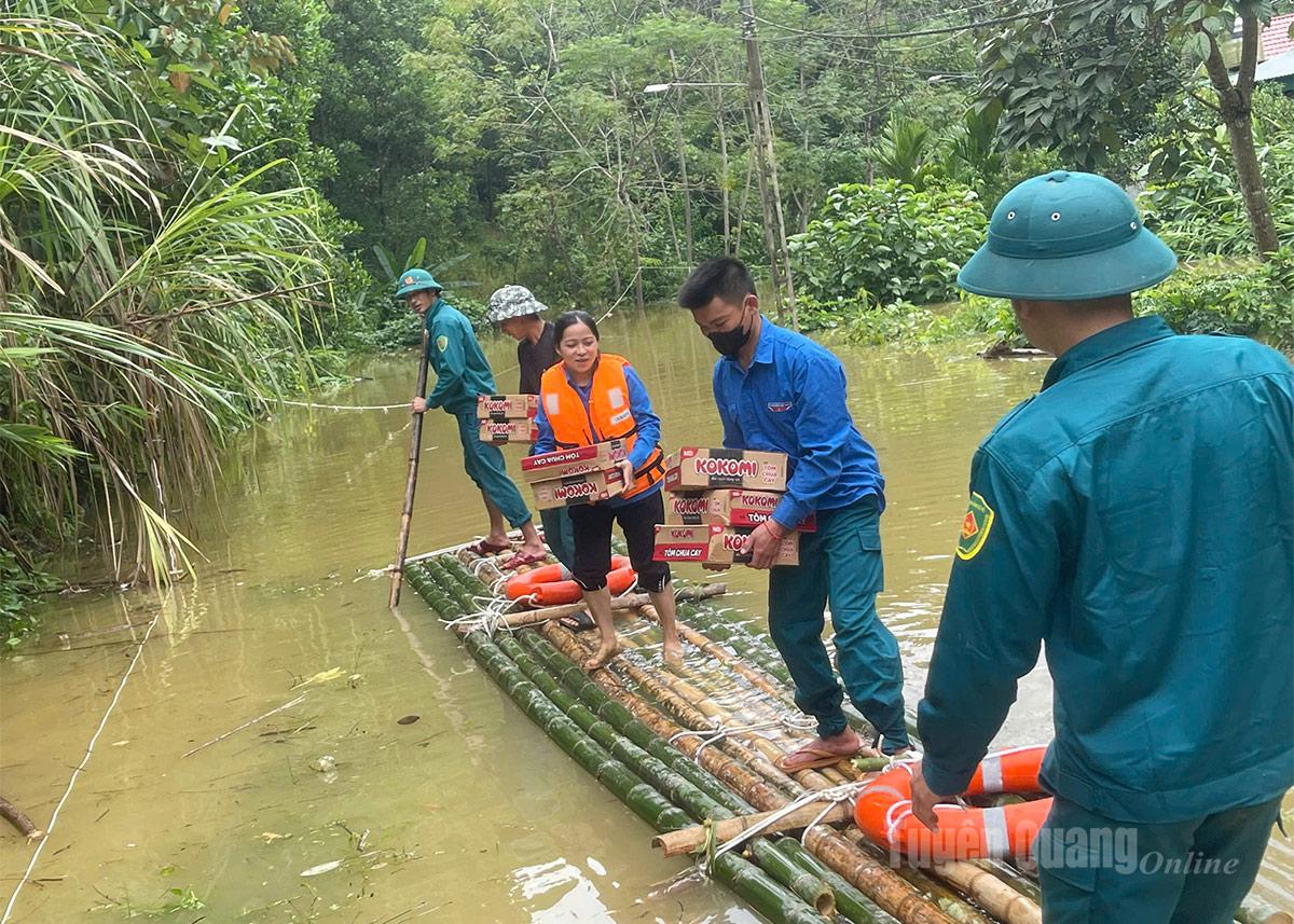 Lực lượng chức năng và ĐVTN xã Hòa An tiếp tục tiếp tế lương thực, thực phẩm cho các hộ bị cô lập. Ảnh: Lý Thu 