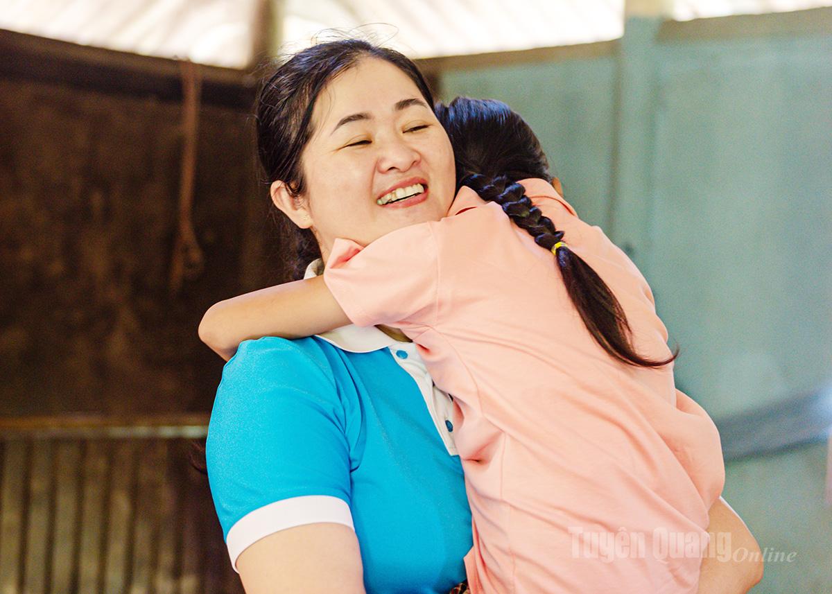 Những người “mẹ nuôi” giản dị ở bản làng giờ thành chỗ dựa tinh thần lớn lao cho những đứa trẻ thiếu vắng vòng tay ruột thịt.