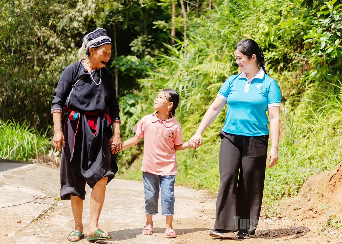 Đối với cô bé lớp 3 như Hương, bộ đồng phục và chiếc balo hồng trước thềm năm học mới không chỉ là món quà, mà còn là sự vỗ về, là vòng tay quan tâm của một người mẹ, để em thấy mình cũng được yêu thương như bao bạn nhỏ khác.