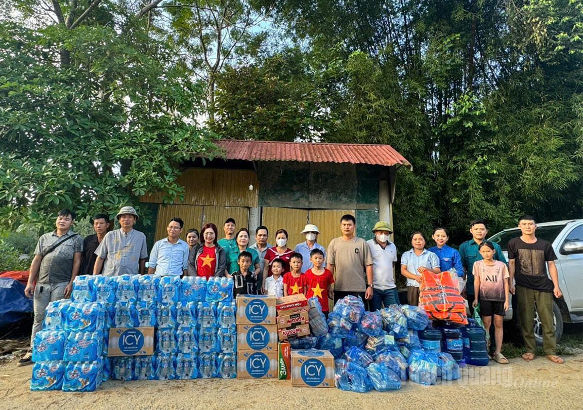 Nhiều phần quà đã được các đoàn cứu trợ chuyển đến người dân tại xã Bắc Quang. Ảnh: Thu Trang