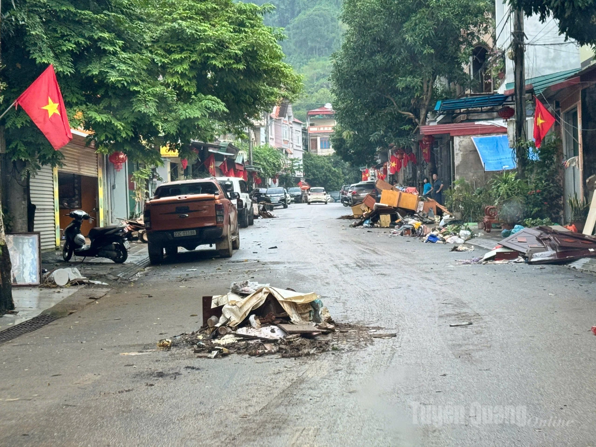 Tuyến đường Hoàng Hoa Thám, phường Hà Giang 2 ngổn ngang đồ đạc, rác thải sau trận lũ. Ảnh: Mai Anh