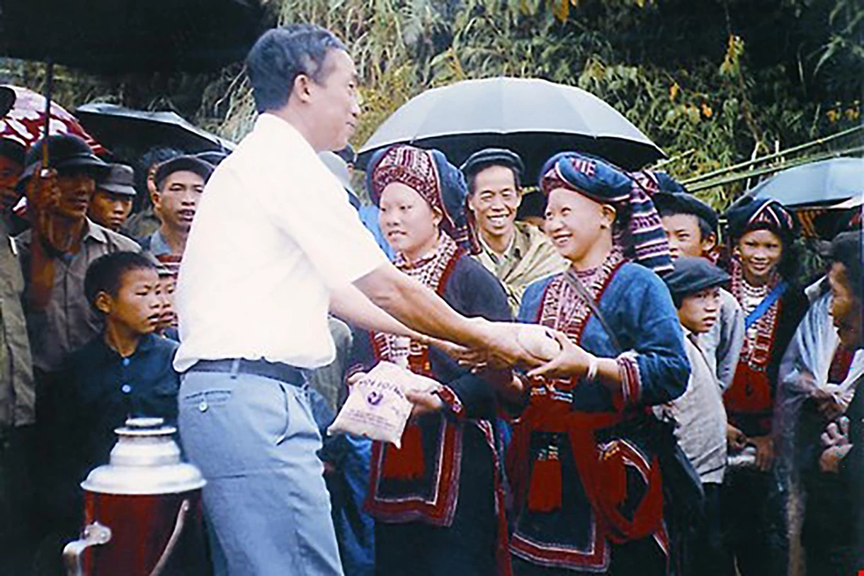 2.	Đại biểu quốc hội tỉnh Hoàng Thừa kiểm tra việc cấp phát 4 mặt hàng thiết yếu cho đồng bào các dân tộc vùng khó khăn.