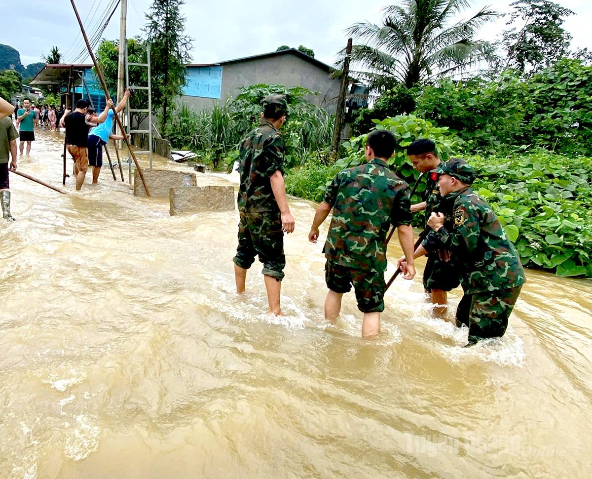 Hình ảnh cán bộ, chiến sĩ Bộ CHQS tỉnh Tuyên Quang cùng người dân nỗ lực tìm kiếm nạn nhân.