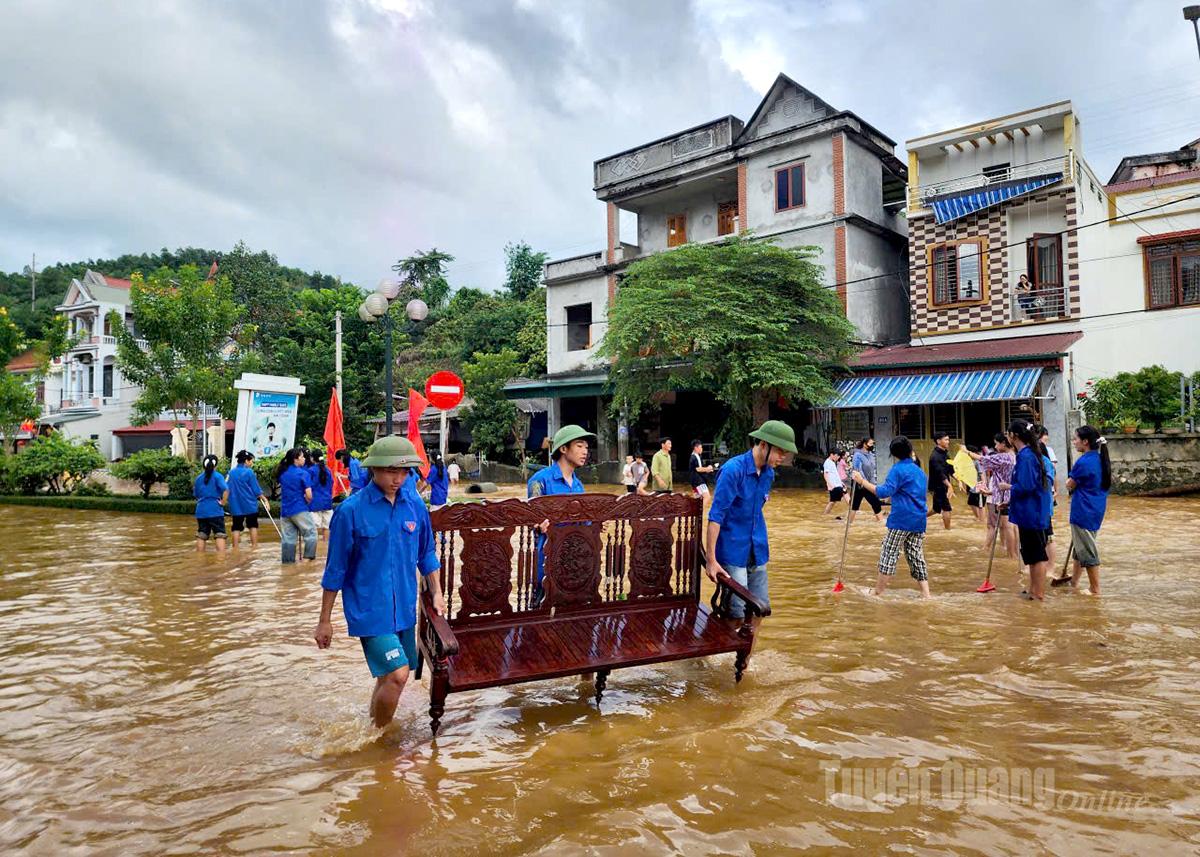 Đoàn viên thanh niên xã Nà Hang hỗ trợ nhân dân dọn dẹp vệ sinh nhà cửa, đường xá sau nước rút. Ảnh: Lý Thu