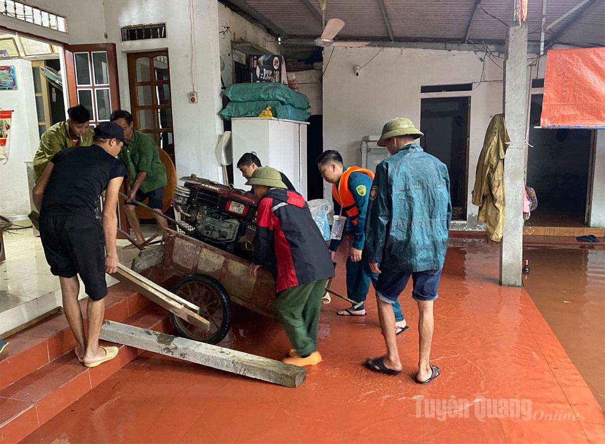 Xã Bắc Quang hỗ trợ người dân thôn Tân Mỹ di dời tài sản. Ảnh Chí Cường TTVH Bắc Quang