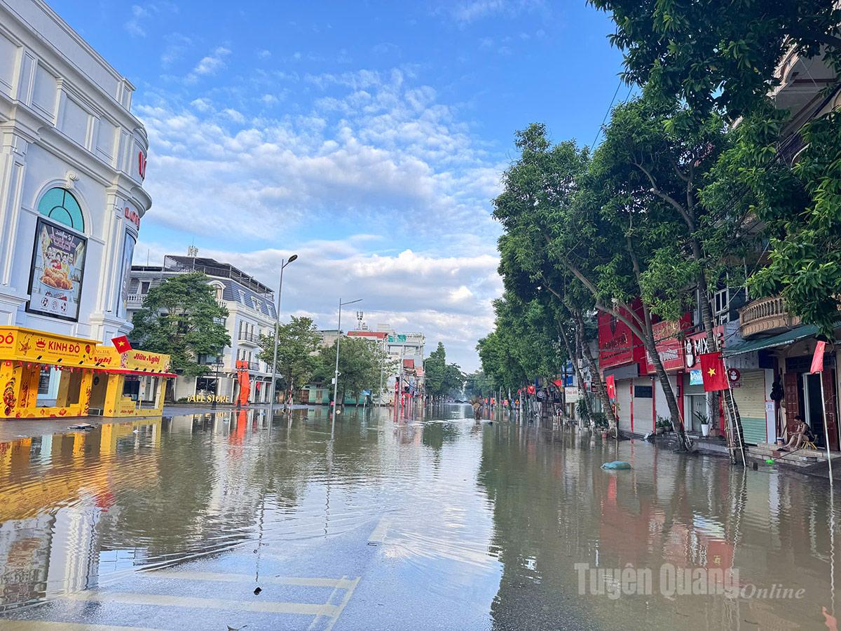  Khu vực tổ 14, Đường Quang Trung, phường Minh Xuân nước vẫn chưa rút hết. Ảnh Thảo Linh