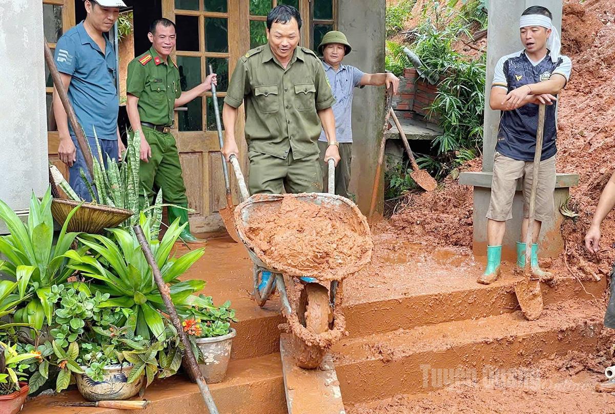 Lực lương công an xã và Tổ bảo vệ an ninh trật tự thôn Trung xã Bằng Lang hỗ trợ khắc phục đất đá sạt lở vào nhà dân. Ảnh: Hồng Cừ
