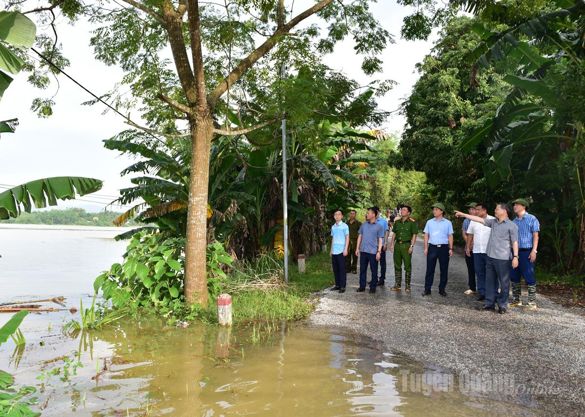 Kiểm tra công tác ứng phó với thiên tai tại xã Hồng Sơn, đồng chí Chủ tịch HĐND tỉnh Nguyễn Văn Sơn yêu cầu cấp uỷ, chính quyền xã không được chủ quan lơ là, sẵn sàng nhân lực, phương tiện theo phương châm (4 tại chỗ) để bảo vệ tính mạng, sức khoẻ và tài sản Nhân dân là ưu tiên cao nhất.