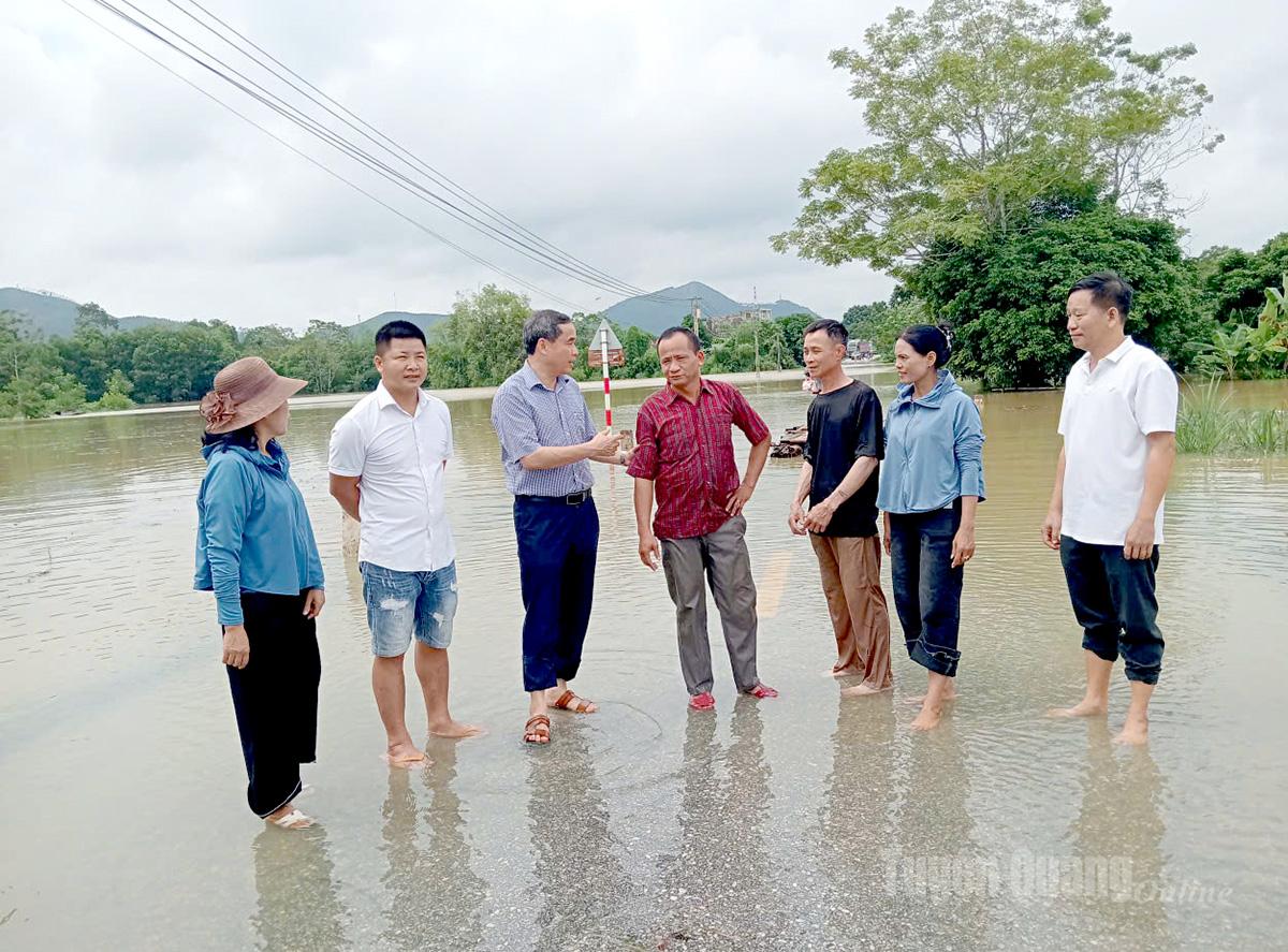 Lãnh đạo phường Mỹ Lâm, kiểm tra tình hình lũ lụt, động viên người dân khắc phục khó khăn vượt qua mưa lũ. Ảnh: Hoàng Ngọc
