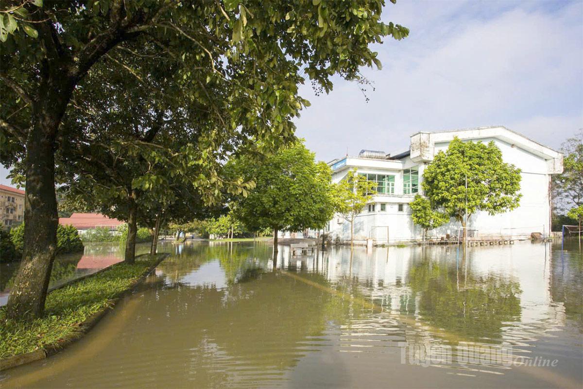 Nước lũ tràn vào khuôn viên Trường Đại học Tân Trào. Ảnh: Huy Hoàng