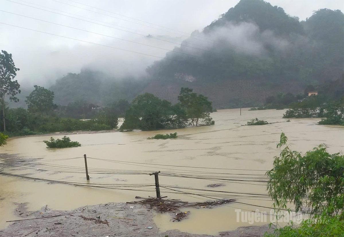 Thôn Cường Đạt, xã Tân Long ngập sâu, nhiều hộ dân bị cô lập.
Ảnh: Thuỳ Lê