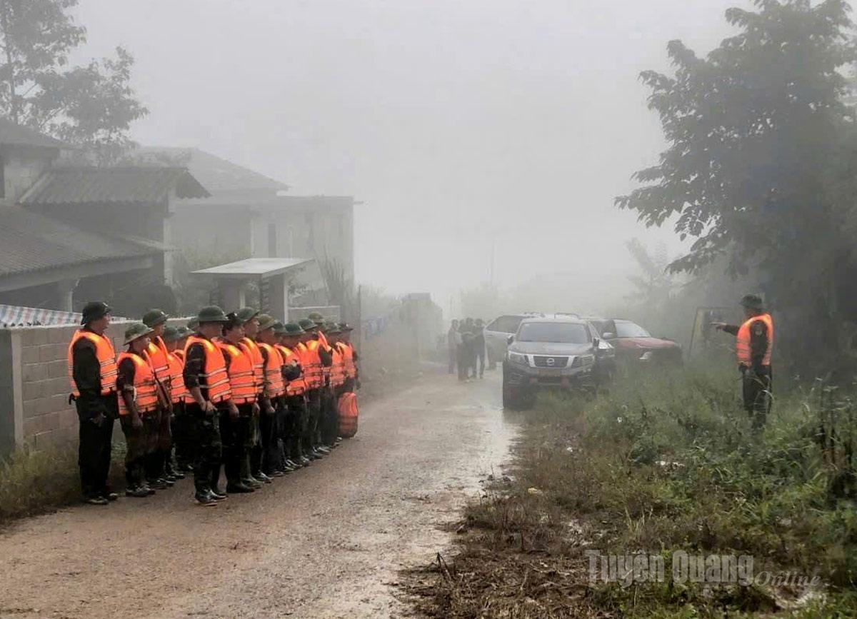 Sáng 3-10, hàng trăm cán bộ, chiến sĩ Ban Chỉ huy phòng thủ khu vực 1 - Yên Minh, Ban Chỉ huy bộ đội Biên phòng tiếp tục tham gia tìm kiếm người bị mất tích tại xã Lũng Cú. Ảnh: Thùy Lê