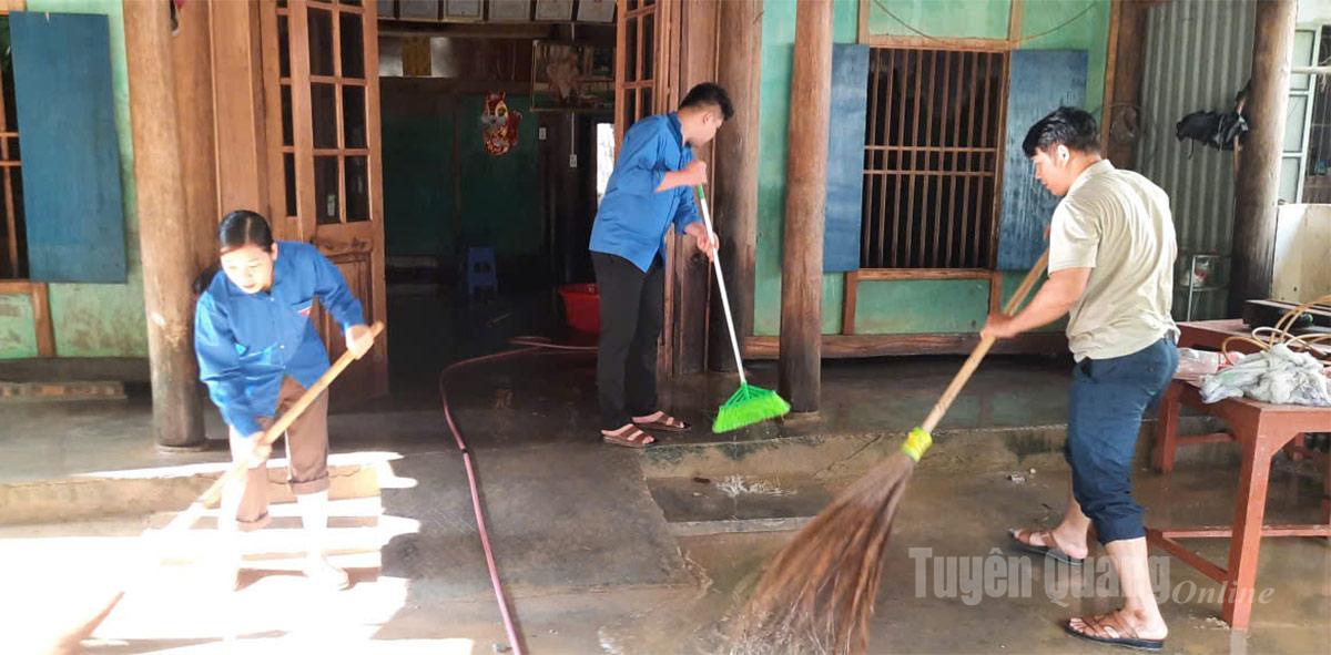 Tại xã Yên Lập nước đang rút nhanh. Nước rút đến đâu, cán bộ và nhân dân xã  cùng nhau dọn dẹp, kê đồ đến đấy. Ảnh: Lý Thu
