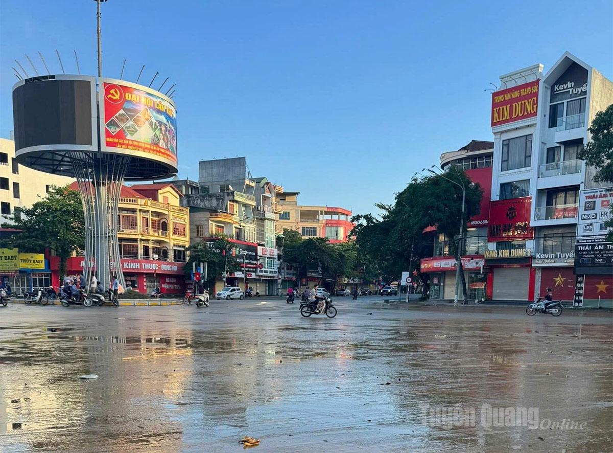 Khu vực vòng xuyến ngã 8, phường Minh Xuân nước đã rút hoàn toàn.  Ảnh: Thuý Nga