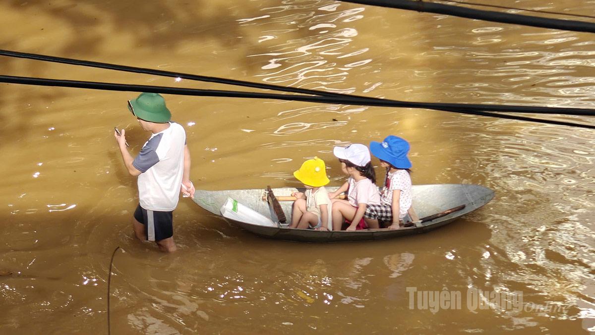 Người dân tổ Hưng Thành 1, phường An Tường đưa con em đến khu vực cao hơn để tránh lũ. Ảnh: Minh Hoàng