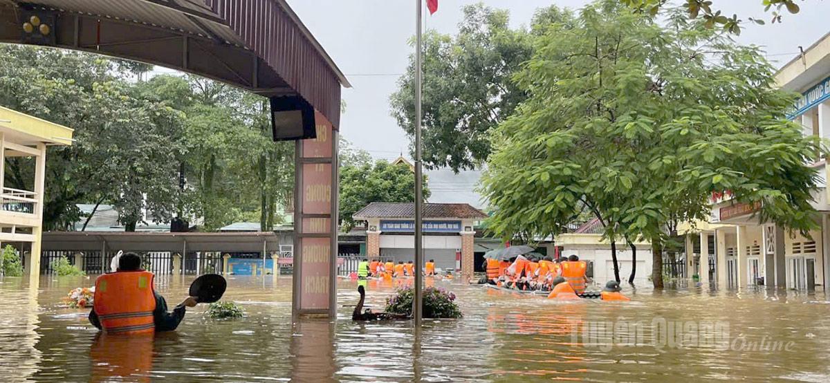 Cán bộ, chiến sĩ Ban Chỉ huy phòng thủ khu vực 2 - Vị Xuyên dầm mình trong lũ đưa các em học sinh Trường THCS Lý Tự Trọng (xã Vị Xuyên) bị cô lập ra vị trí. nhr: Mộc Lan