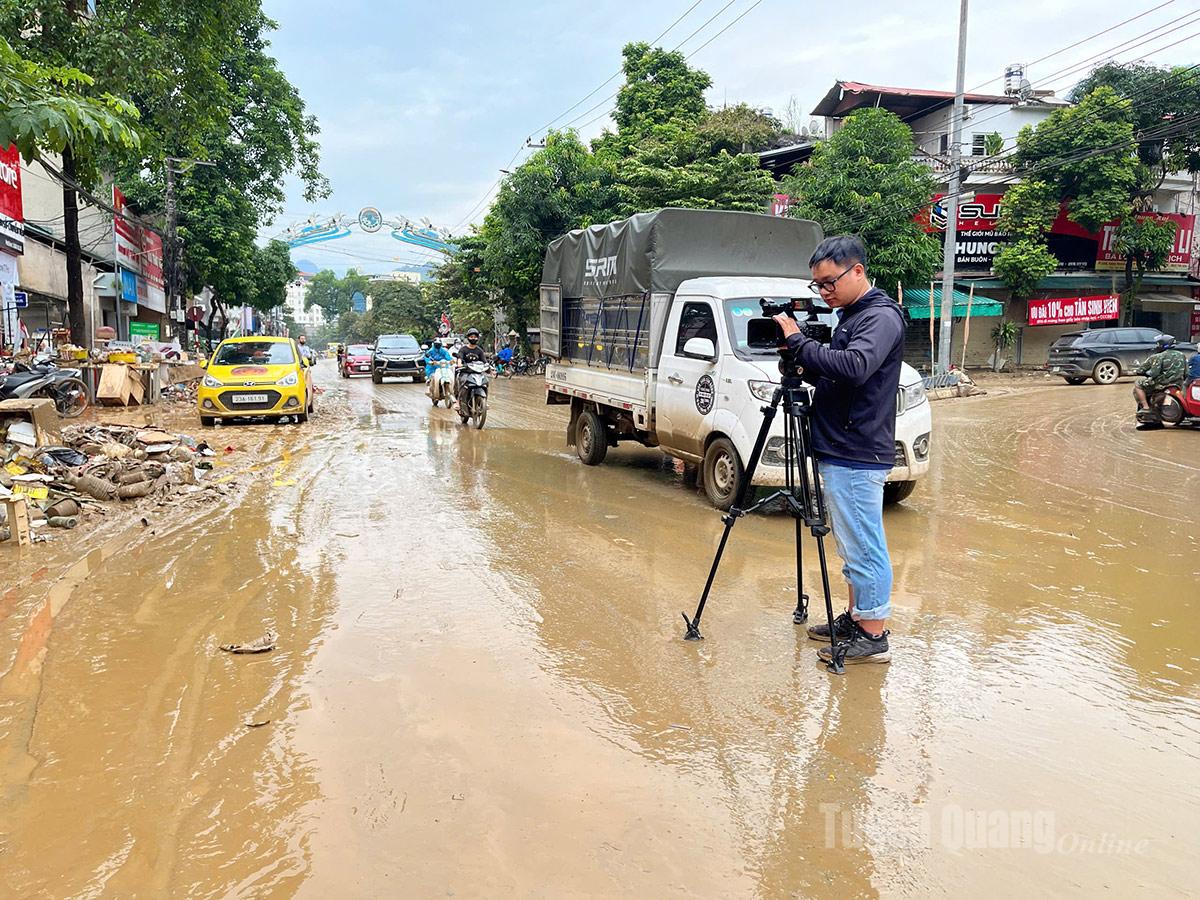 Phóng viên Báo và Phát thanh, truyền hình Tuyên Quang tác nghiệp tại địa bàn. Ảnh: Như Nguyệt