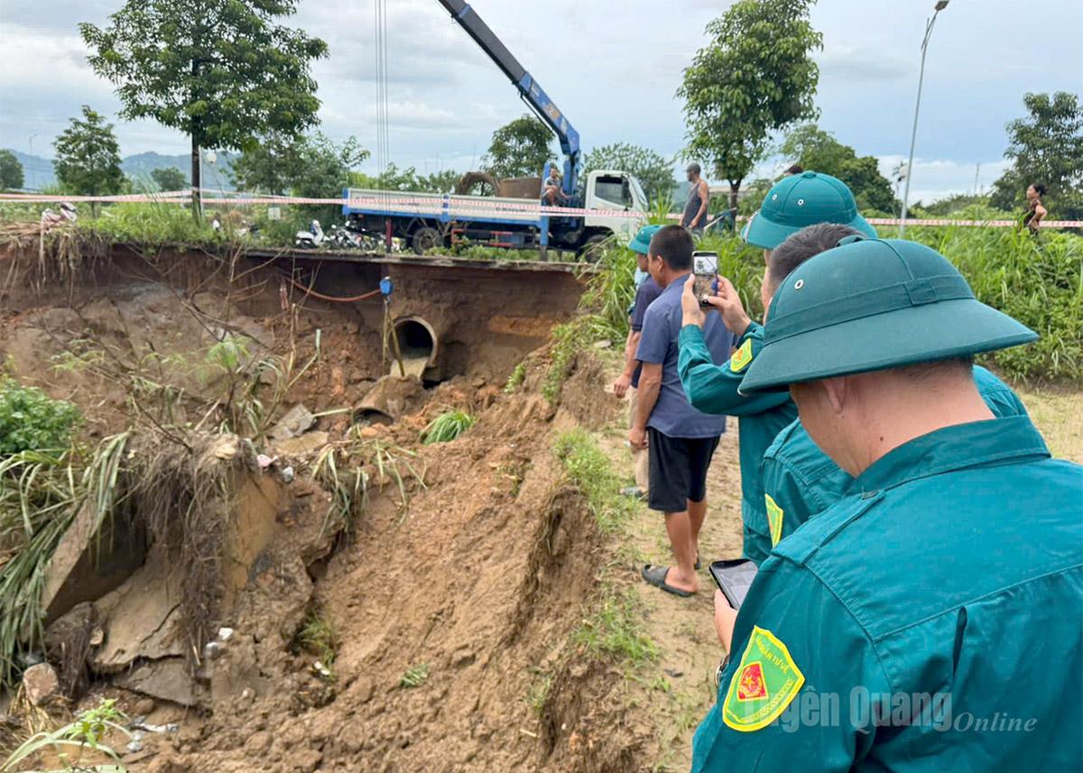 Mưa lớn gây sạt lở, nguy cơ ảnh hưởng rất lớn đến trục đường Việt Bắc đoạn qua phường Nông Tiến.