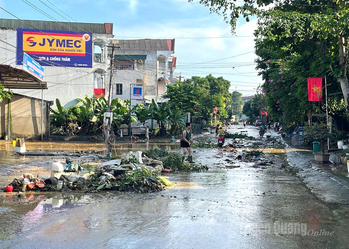 Nhân dân xã Chiêm Hóa tổng vệ sinh đường phố sau ngập lụt. Ảnh: Bàn Thanh