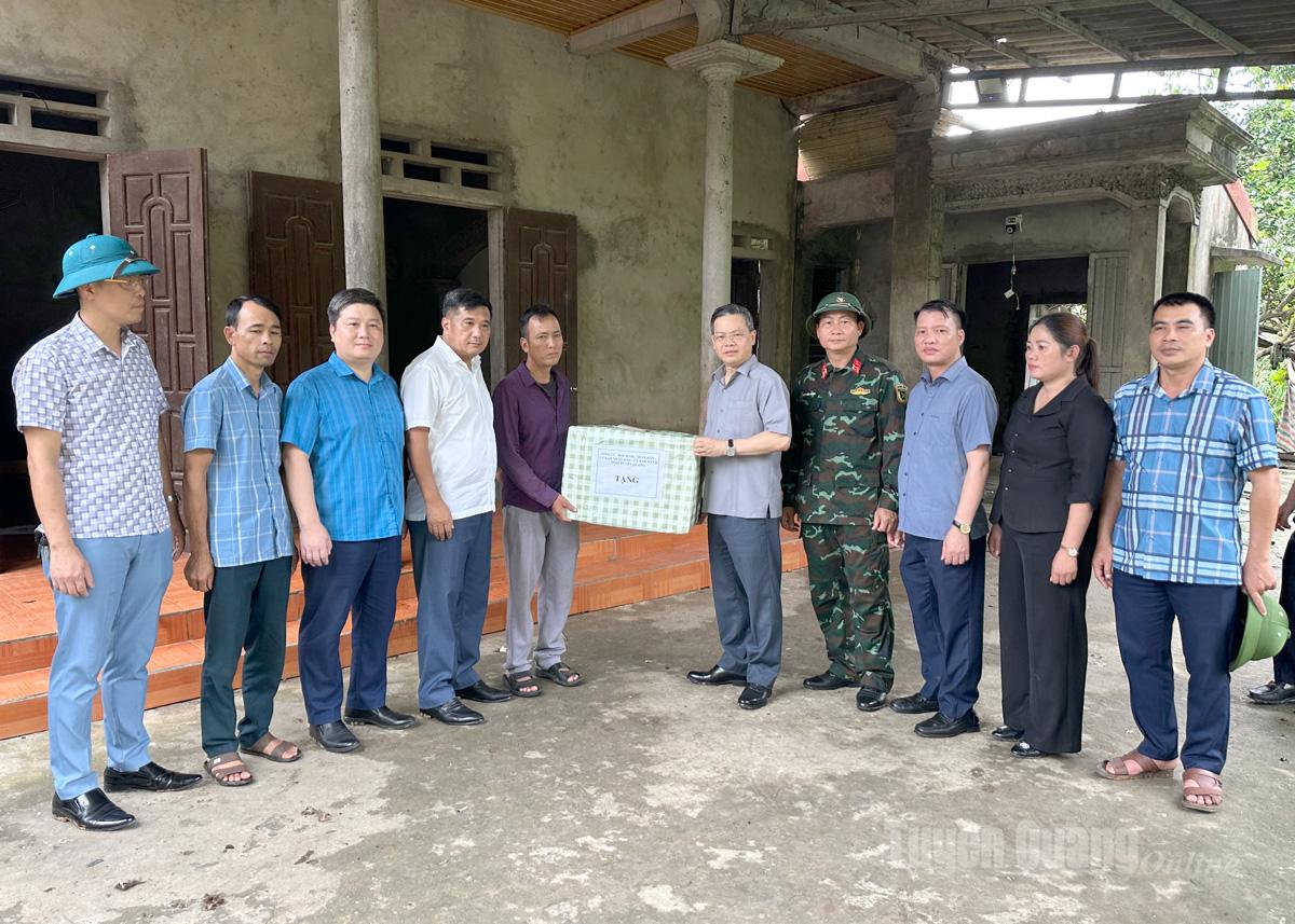 Đồng chí Nguyễn Văn Sơn, Phó Bí thư Tỉnh ủy, Chủ tịch HĐND tỉnh và đồng chí Hầu Minh Lợi, Ủy viên Ban Thường vụ Tỉnh ủy, Phó Chủ tịch Thường trực HĐND tỉnh tặng quà gia đình anh Lê Trung Thực, thôn Phan Lương, xã Trường Sinh có nhà ảnh hưởng do sạt lở đất phải di dời.