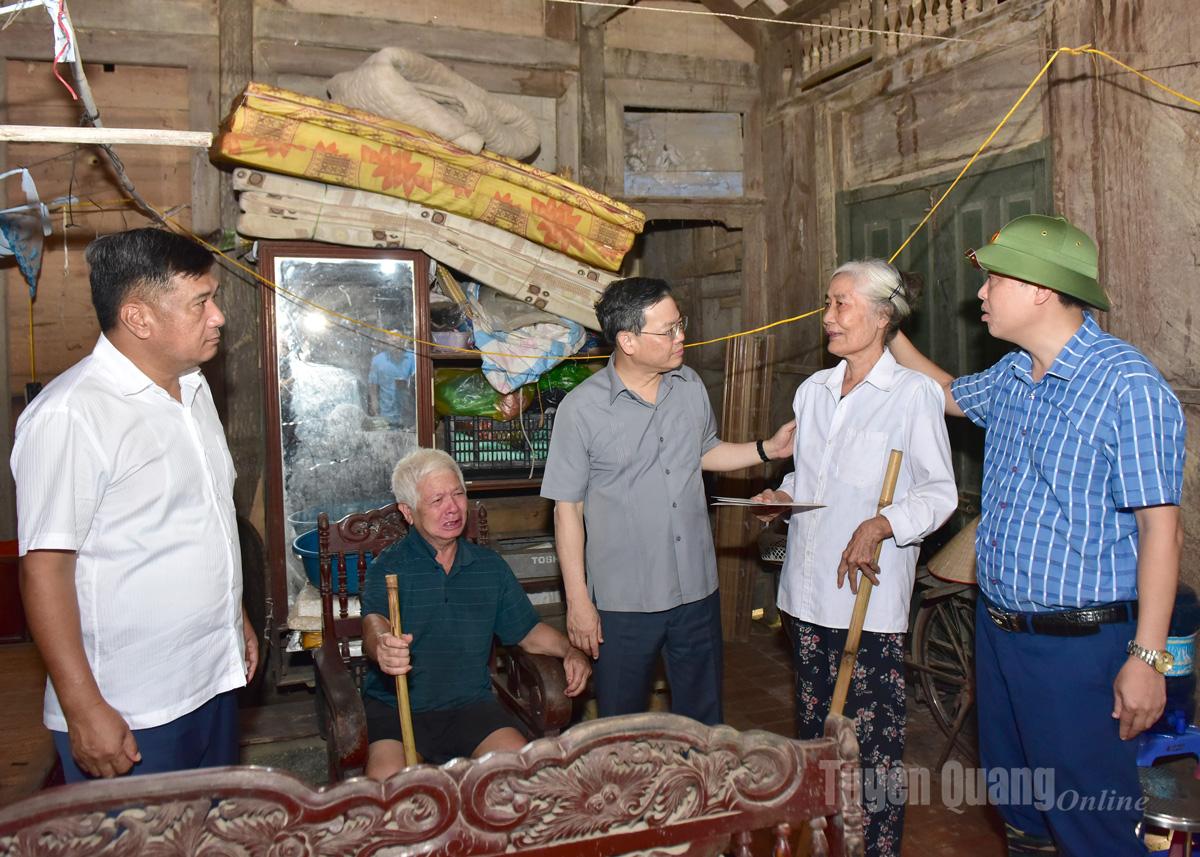 Đồng chí Nguyễn Văn Sơn, Phó Bí thư Tỉnh ủy, Chủ tịch HĐND tỉnh và đồng chí Hầu Minh Lợi, Ủy viên Ban Thường vụ Tỉnh ủy, Phó Chủ tịch Thường trực HĐND tỉnh đến thăm, động viên, tặng quà gia đình ông Trương Văn Hùng, thôn Kim Xuyên, xã Hồng Sơn có nhà ở nguy cơ bị ngập úng phải di dời.