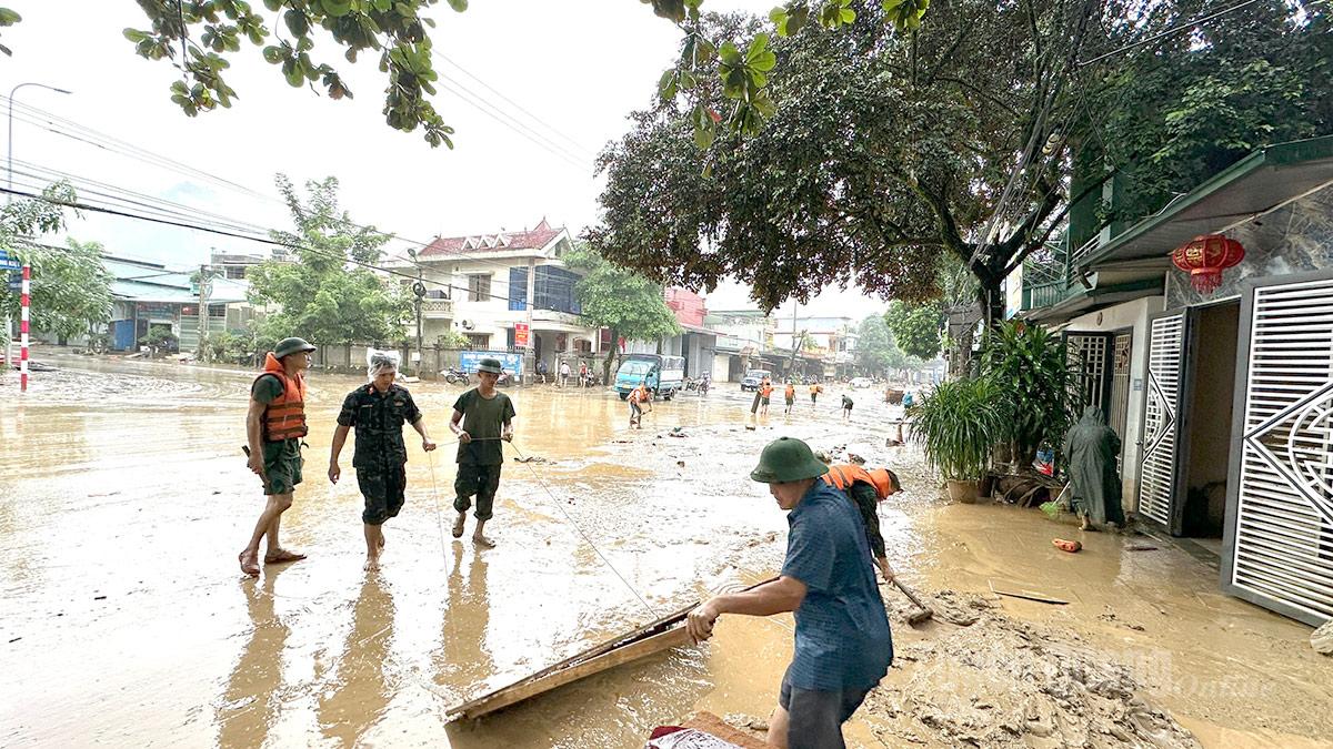 Cán bộ, chiến sĩ Trung đoàn 877 cùng người dân phường Hà Giang 2 dọn dẹp, vệ sinh. Ảnh: Viên Sự