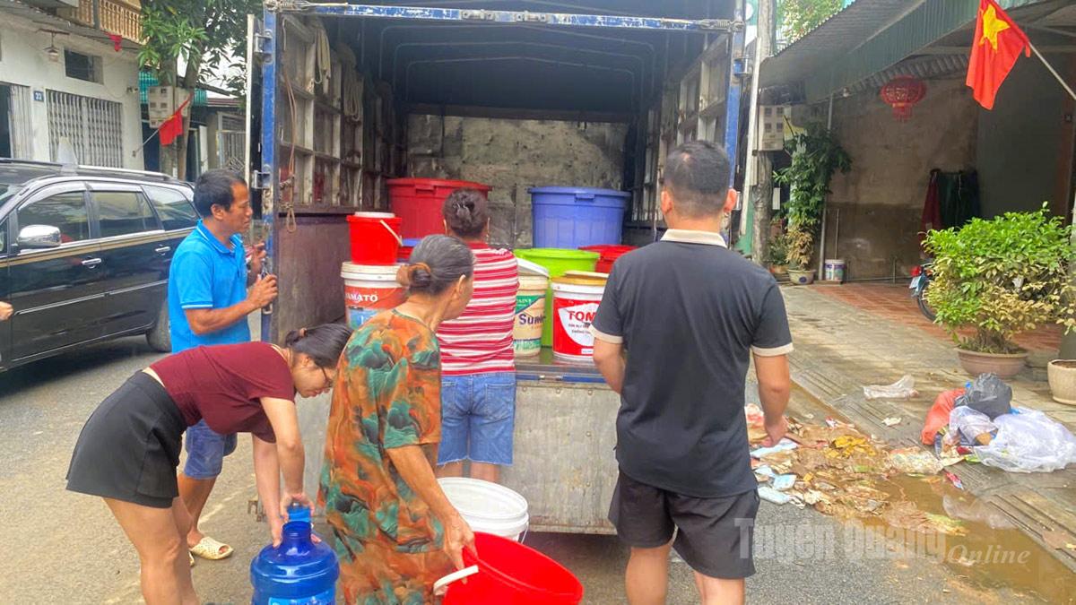 Thế c để tít là Người dân tổ 14, Trần Phú, phường Hà Giang hỗ trợ nước sinh hoạt cho các hộ dân. Ảnh: Mai Ánh