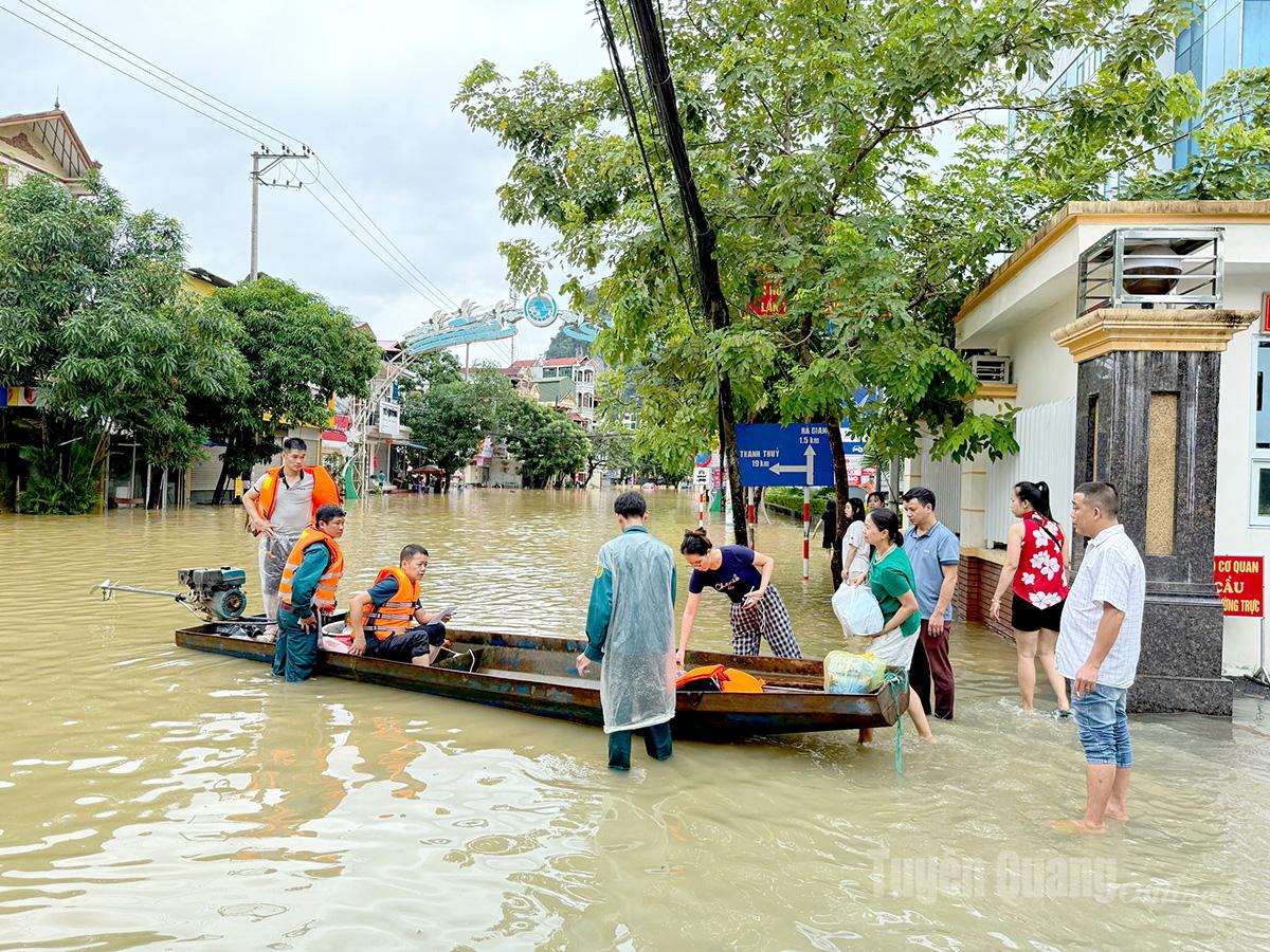 Phường Hà Giang 1 hỗ trợ vận chuyển nhu yếu phẩm cho người dân bị cô lập. Ảnh: Thanh Hoài