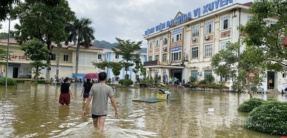 Bệnh viện Đa khoa khu vực Vị Xuyên đã bị cô lập.
